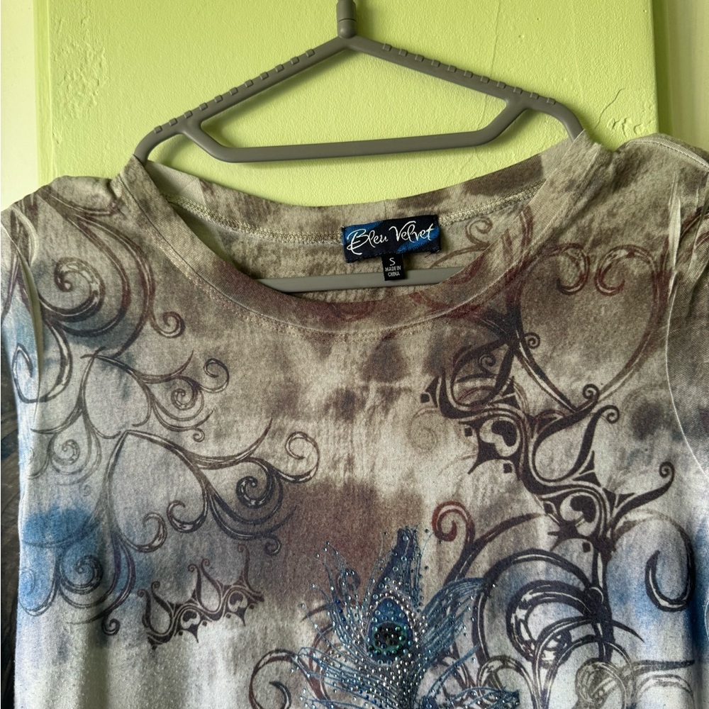 Hardly worn shirt, t2k aesthetic✌️